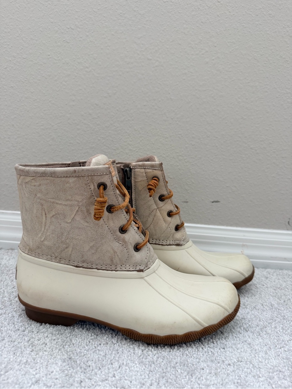 Sperry Cream and Brown Lace-Up Duck Boots, size 9.5 - Picture 2 of 8